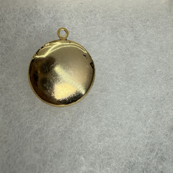 Vtg Carved Cameo Locket Pendant, 1" Round, Gold Tone, 2 Small Photos - Picture 7 of 10